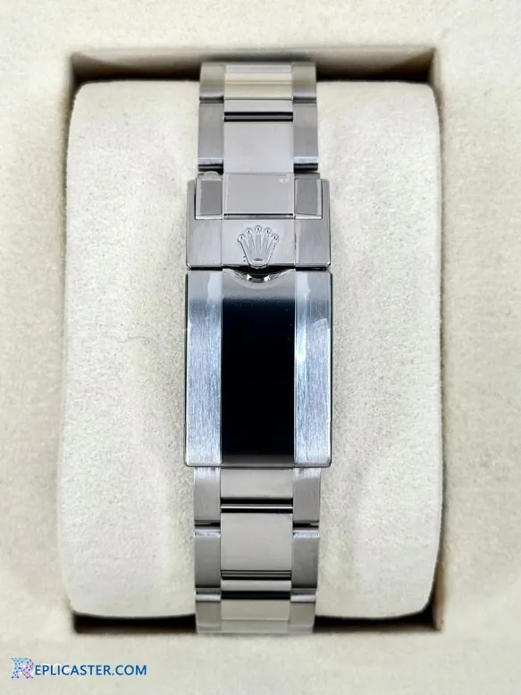 Rolex Daytona 40mm angled view, stainless steel band