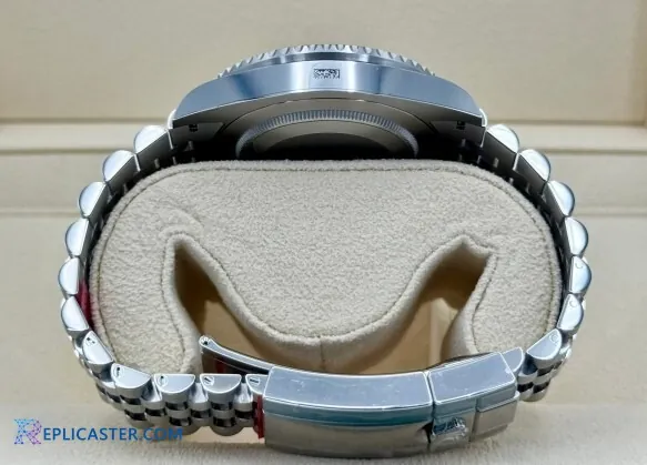 GMT-Master II 40mm - Black Dial Detail
