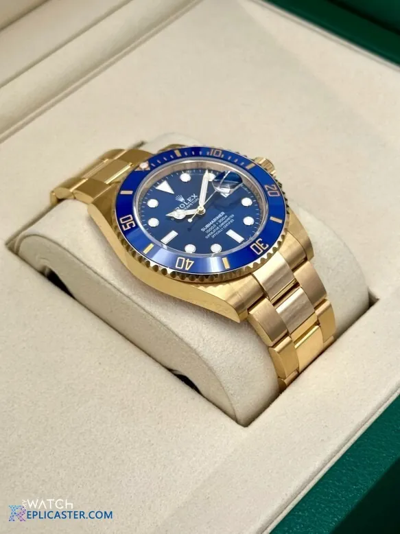 Submariner 41mm gold bracelet close-up