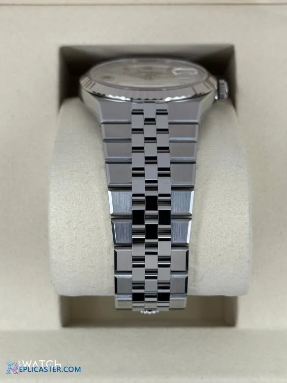 Rolex Land-Dweller 40mm bezel detail