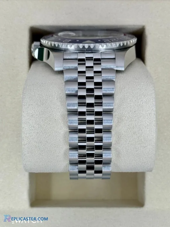 GMT-Master II Pepsi crown and case detail
