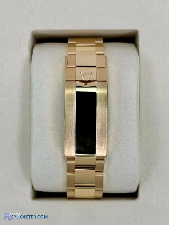 Submariner 41mm crown detail