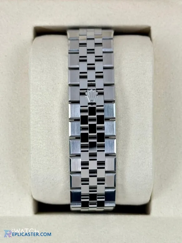 Rolex Land-Dweller 40mm crown detail