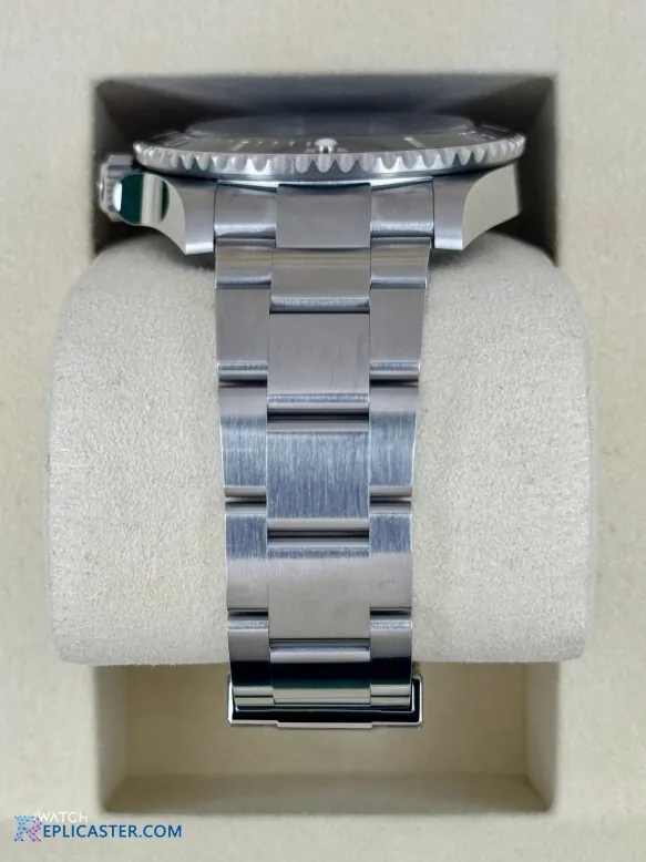 Submariner 41mm Clone - Crown & Side Detail