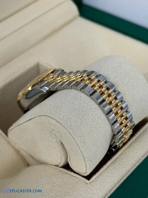 Jubilee bracelet detail, Rolex Lady Datejust 28mm