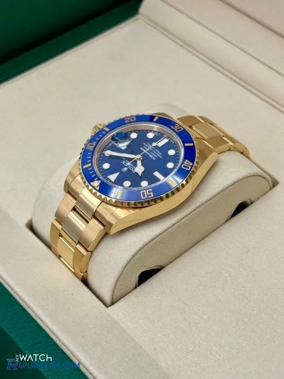 Rolex Submariner 41mm gold case side view