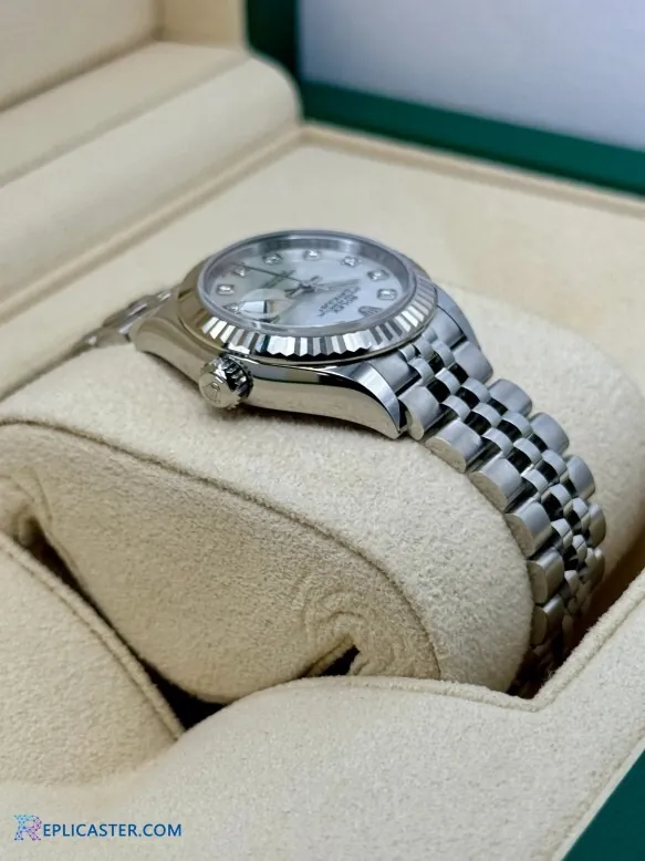 Lady Datejust 28mm bracelet close-up