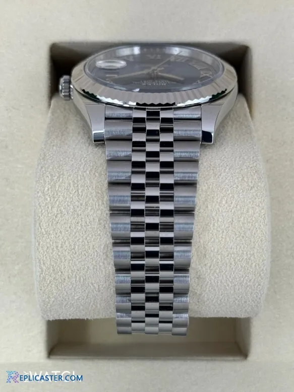 Datejust 41mm stainless steel band close-up