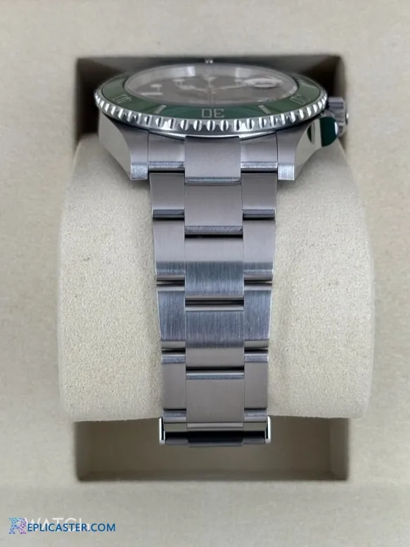 Submariner 41mm clone, black dial close-up