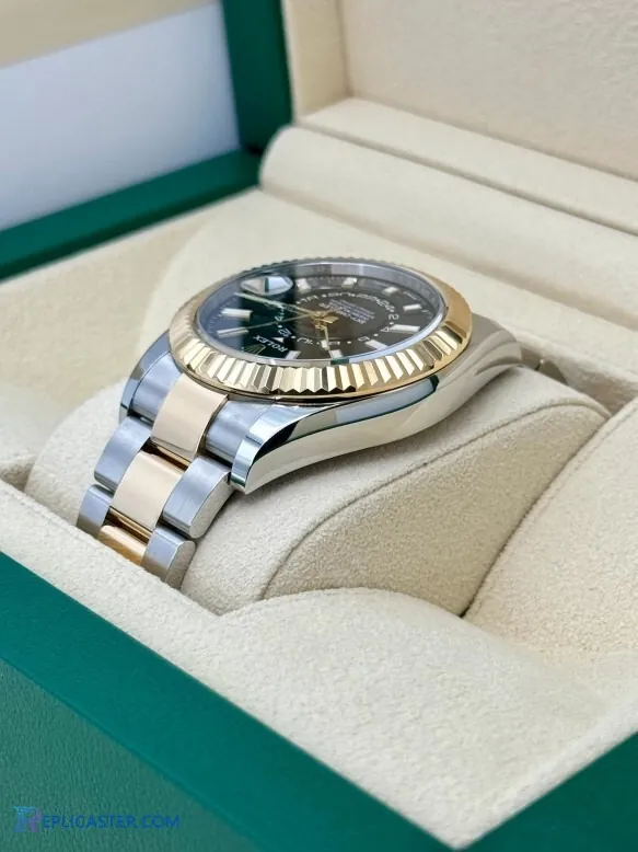 Sky-Dweller two-tone band detail