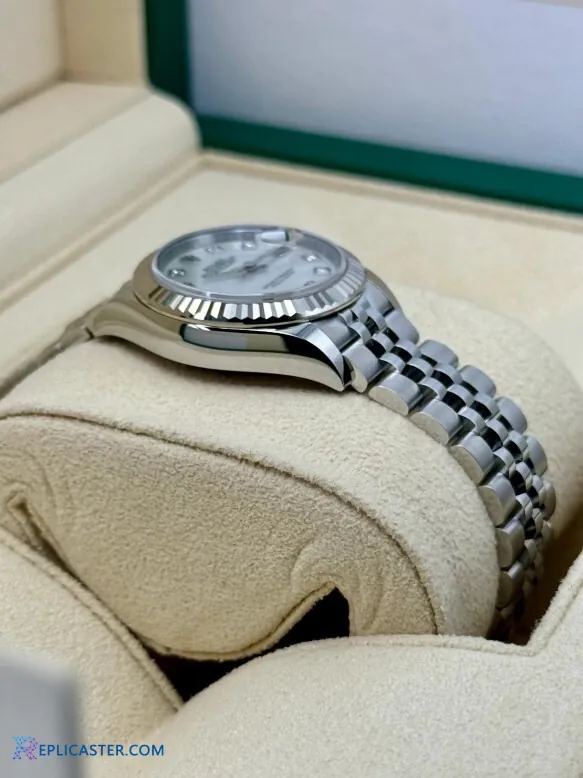 Lady Datejust 28mm crown detail