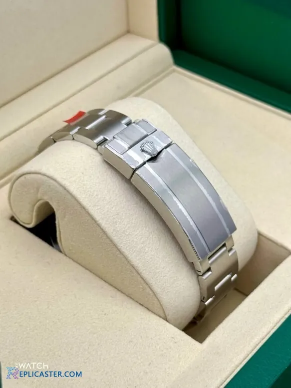 Submariner 41mm clone angled view