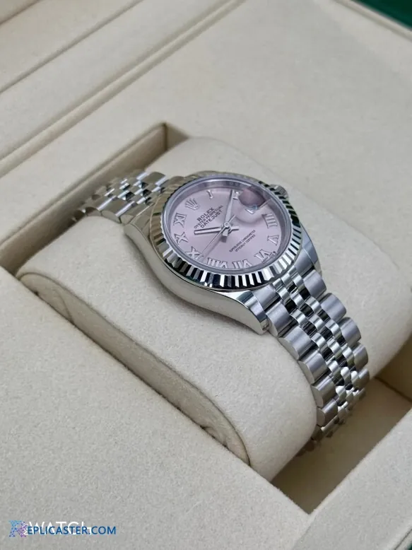Lady Datejust 28mm Jubilee bracelet close-up