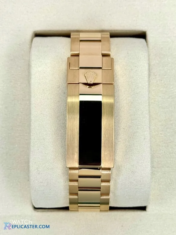 Submariner 41mm gold angled view