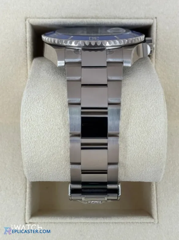 Submariner 126619LB in presentation box