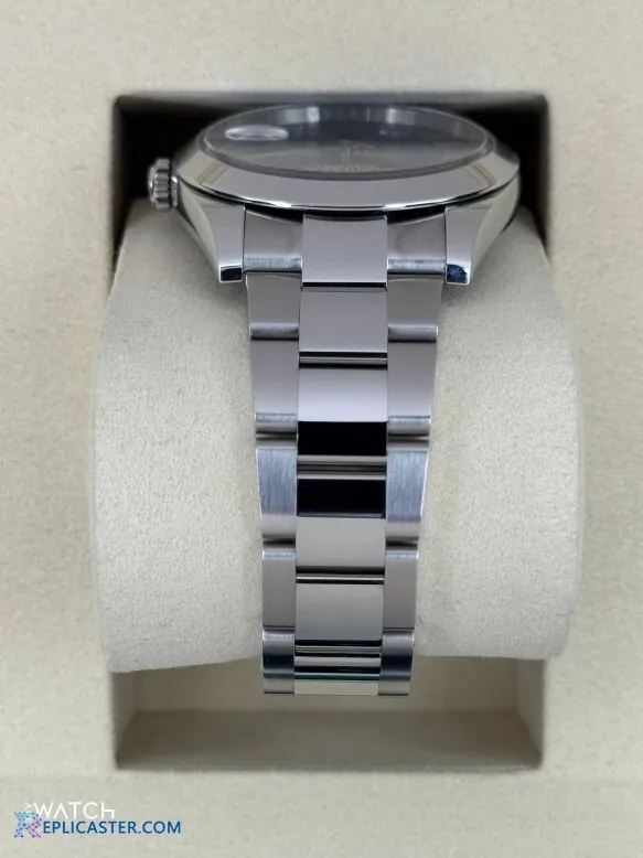 Datejust 41mm replica screw-down crown detail