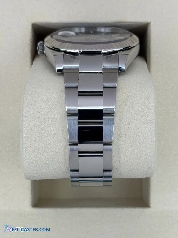 Datejust 41mm blue dial close-up