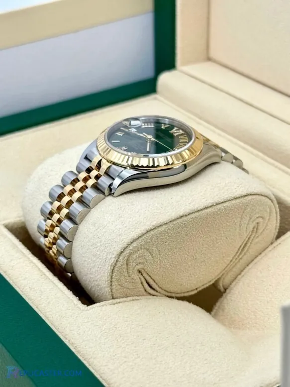 Datejust 31mm two-tone Jubilee bracelet detail