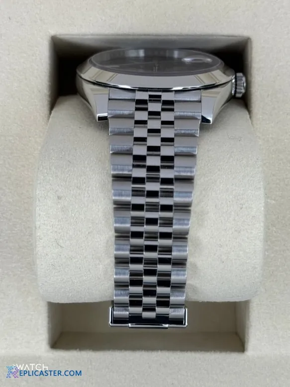 Datejust 41mm - Crown and Case Detail