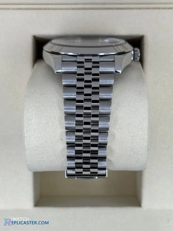 Datejust 41mm angled view, polished finish