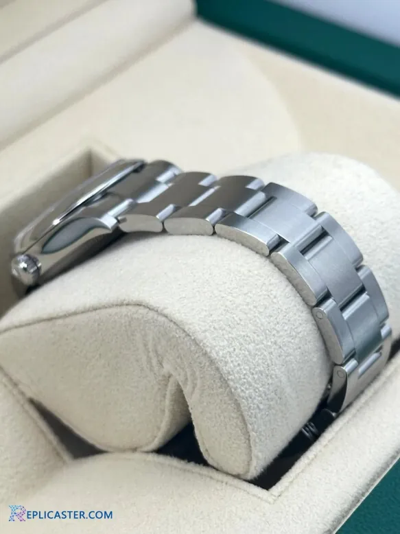 Rolex Oyster Perpetual 31mm Turquoise dial detail