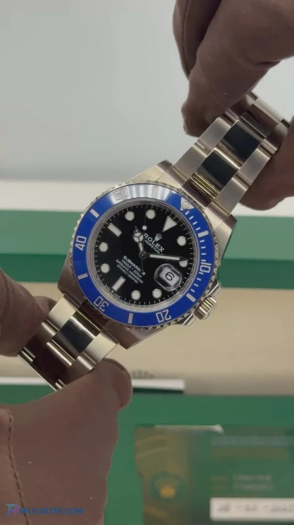 Submariner 126619LB angled view in box