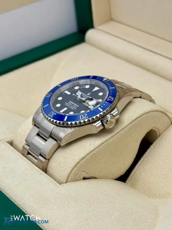 Submariner 126619LB side view of case