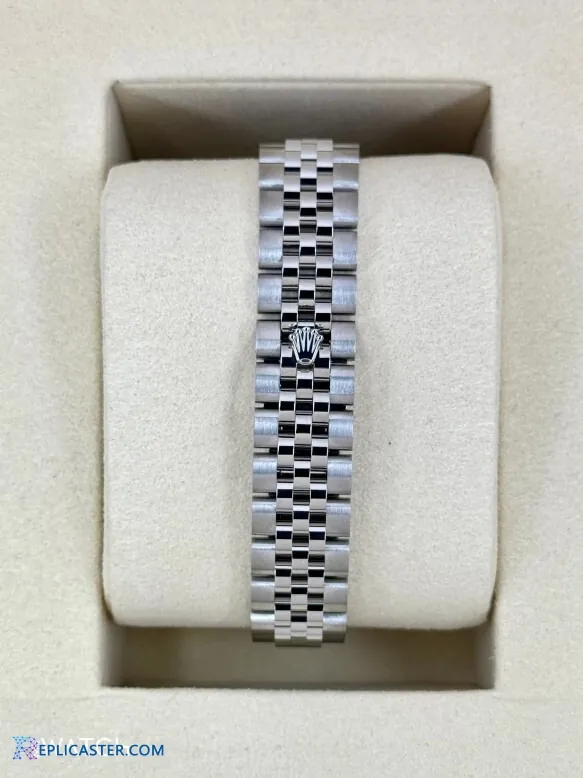 Lady Datejust 28mm watch angled view