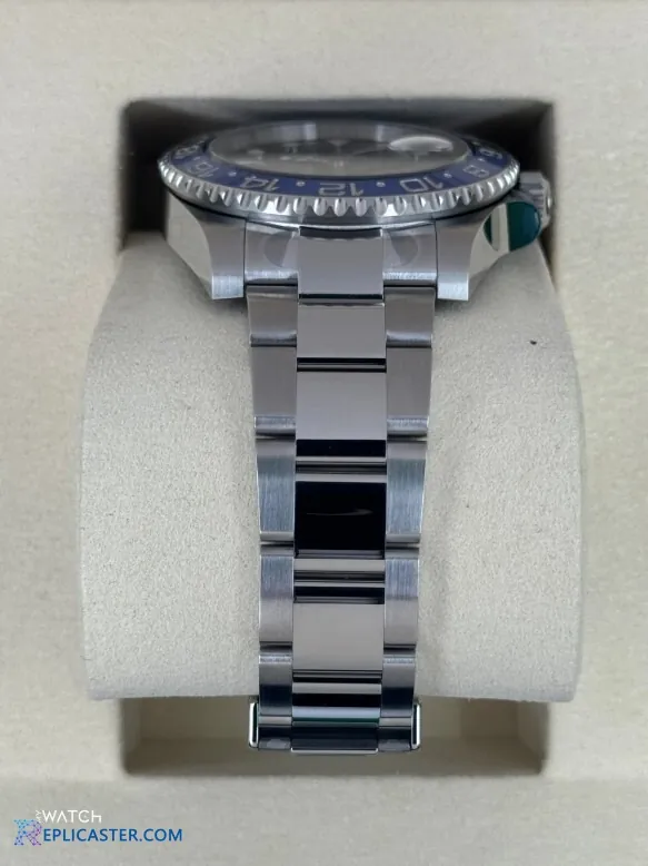 GMT-Master II 126710BLNR crown detail