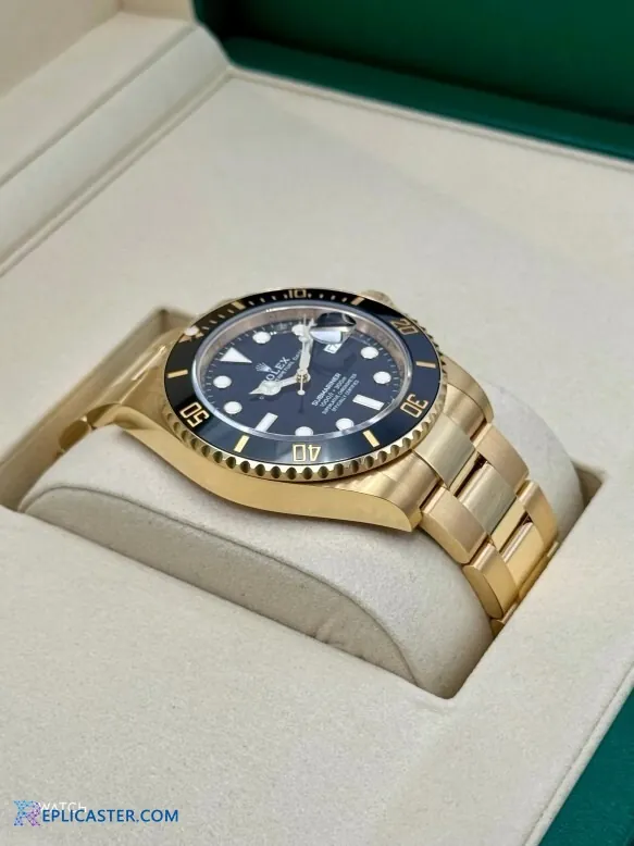 Submariner 41mm bracelet and clasp detail