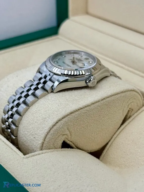 Rolex Lady Datejust 28mm in watch box