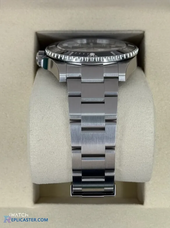 Submariner 41mm clone crown detail