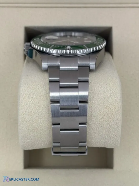 Submariner 41mm clone, crown and case detail